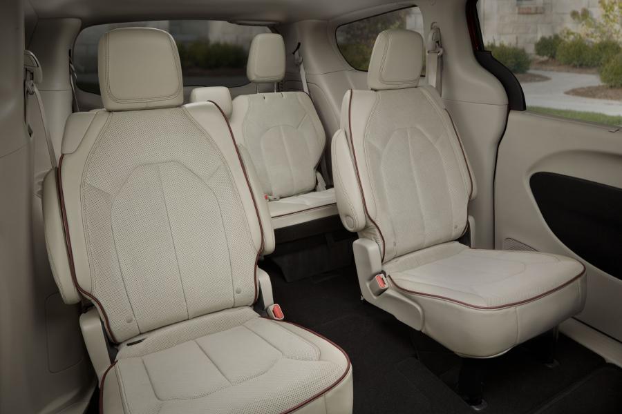 Интерьер Chrysler Pacifica Limited (RU) 2016 года  (фото 40 из 40)